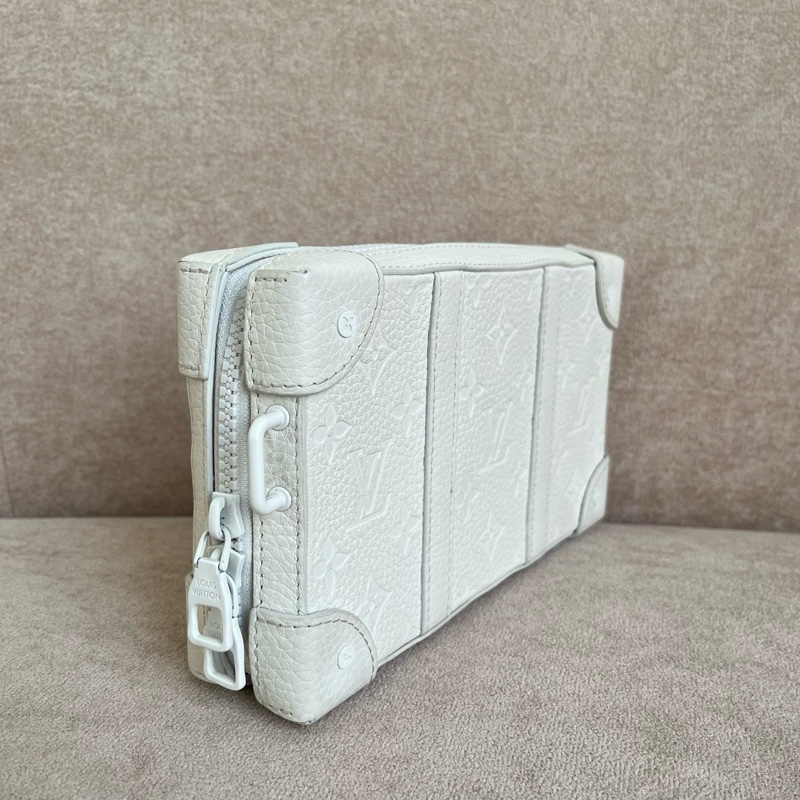 LV 芯片款 Soft Trunk 秀款白色軟盒子包 尺寸約23*13*5 附件：肩帶 。-4