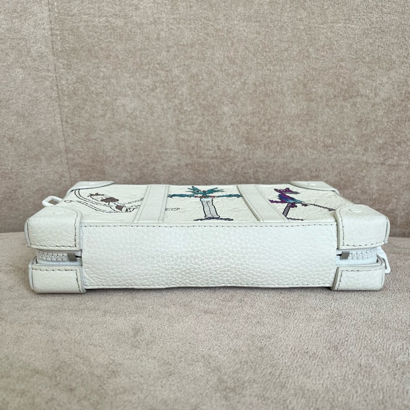 LV 芯片款 Soft Trunk 秀款白色軟盒子包 尺寸約23*13*5 附件：肩帶 。-5