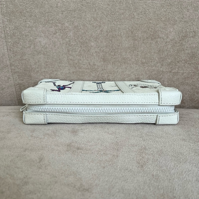 LV 芯片款 Soft Trunk 秀款白色軟盒子包 尺寸約23*13*5 附件：肩帶 。-6