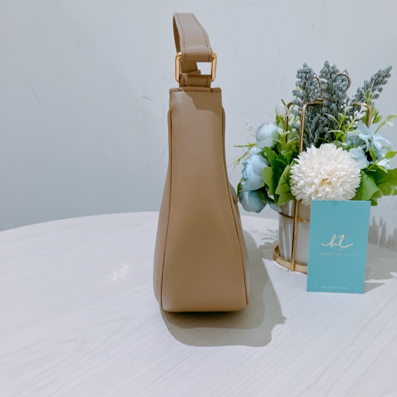 TK1813 塞琳 半月 凱旋門 中號 腋下包 奶茶 光滑牛皮 Celine Ava Triomphe Bag Medium-2