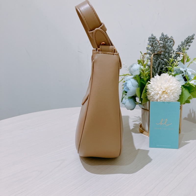 TK1813 塞琳 半月 凱旋門 中號 腋下包 奶茶 光滑牛皮 Celine Ava Triomphe Bag Medium-3