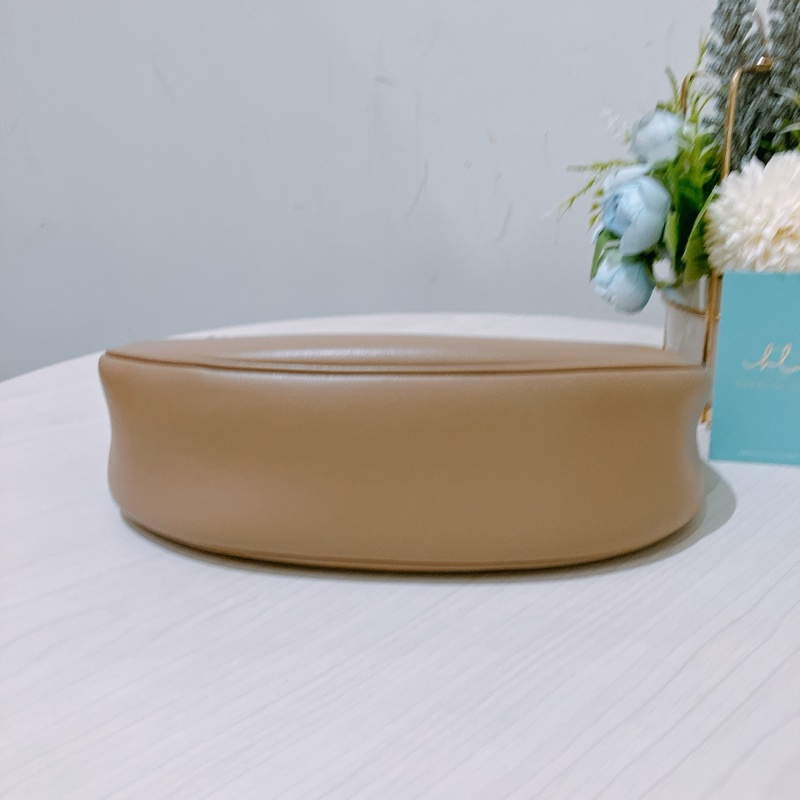 TK1813 塞琳 半月 凱旋門 中號 腋下包 奶茶 光滑牛皮 Celine Ava Triomphe Bag Medium-4