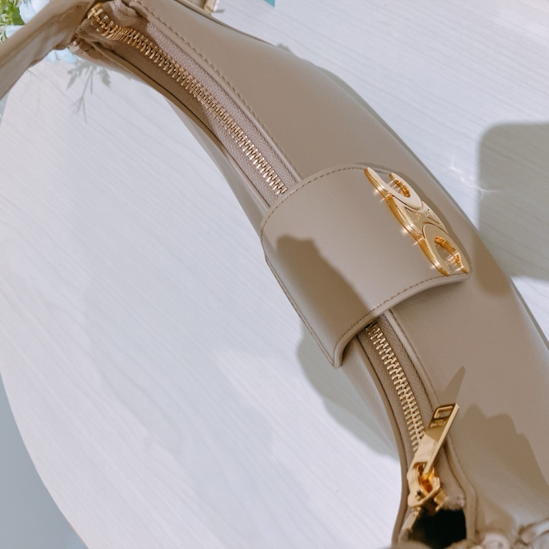 TK1813 塞琳 半月 凱旋門 中號 腋下包 奶茶 光滑牛皮 Celine Ava Triomphe Bag Medium-12