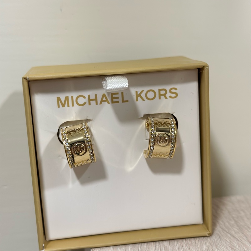Michael Kors 鍍金水晶鑲嵌標誌開口耳環-1