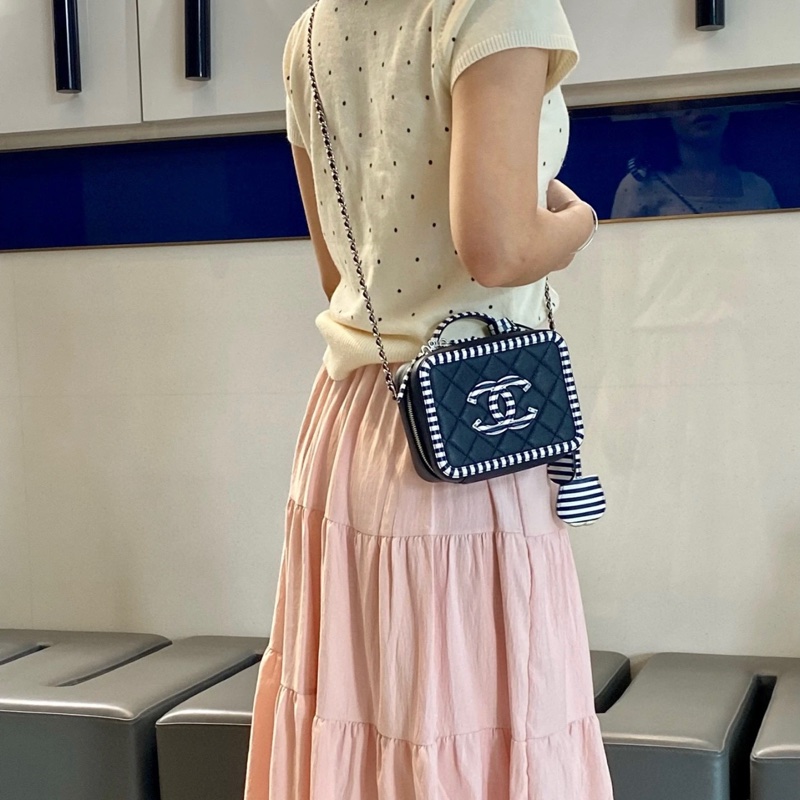 Chanel 條紋相機包 27開 尺寸約16*12*7 附件:塵袋 鑰匙 鎖 皮牌。-1