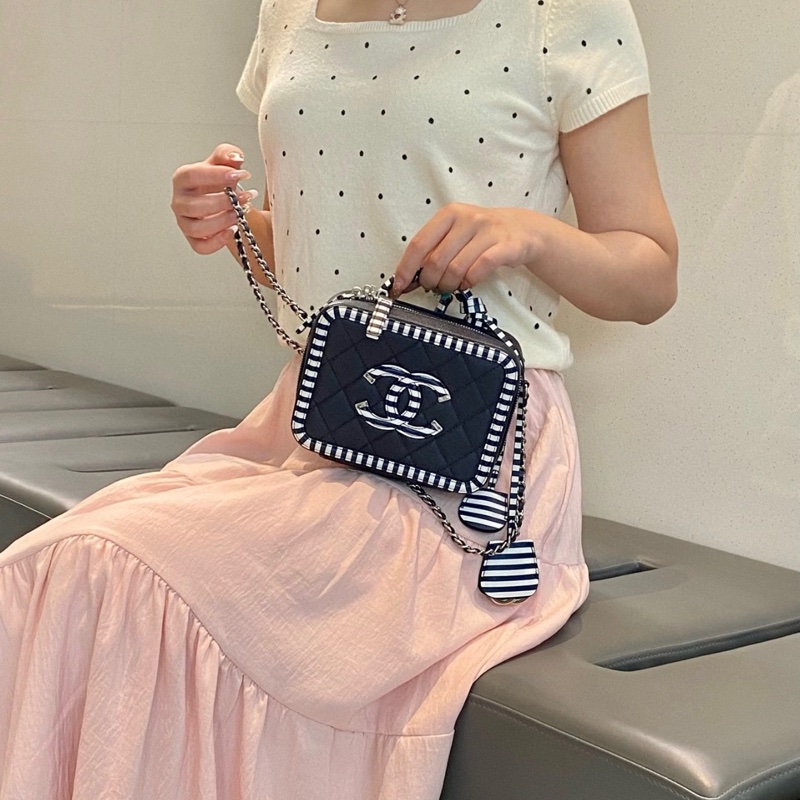 Chanel 條紋相機包 27開 尺寸約16*12*7 附件:塵袋 鑰匙 鎖 皮牌。-2