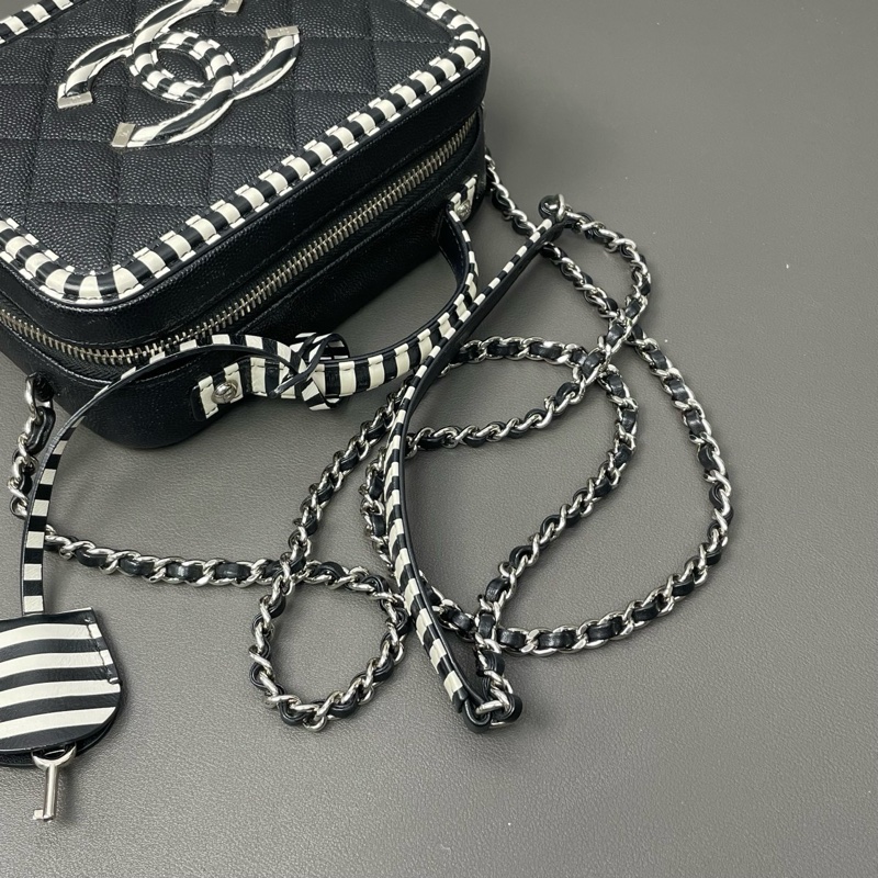 Chanel 條紋相機包 27開 尺寸約16*12*7 附件:塵袋 鑰匙 鎖 皮牌。-8
