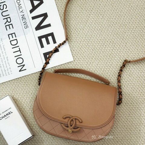 Chanel Coco Curve泰奶色羊皮金扣下蓋手提肩背包A93461