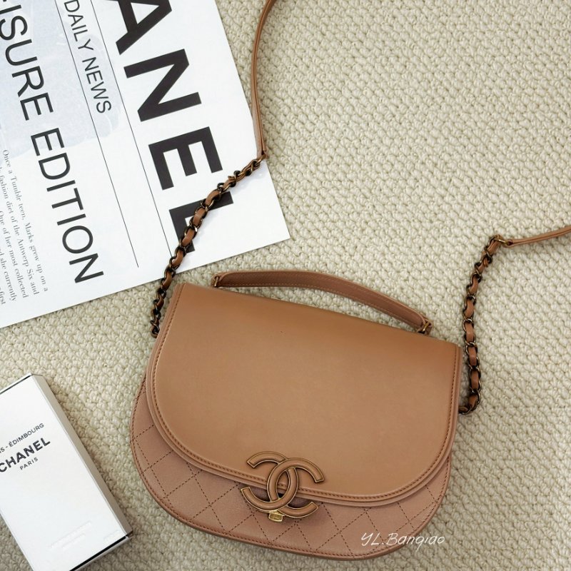 Chanel Coco Curve泰奶色羊皮金扣下蓋手提肩背包A93461-0
