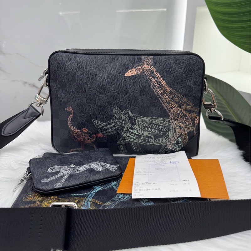 Louis Vuitton 限定三合一芯片款郵差斜挎包 黑色棋盤格配動物印花 尺寸約25X4.5x18cm-0