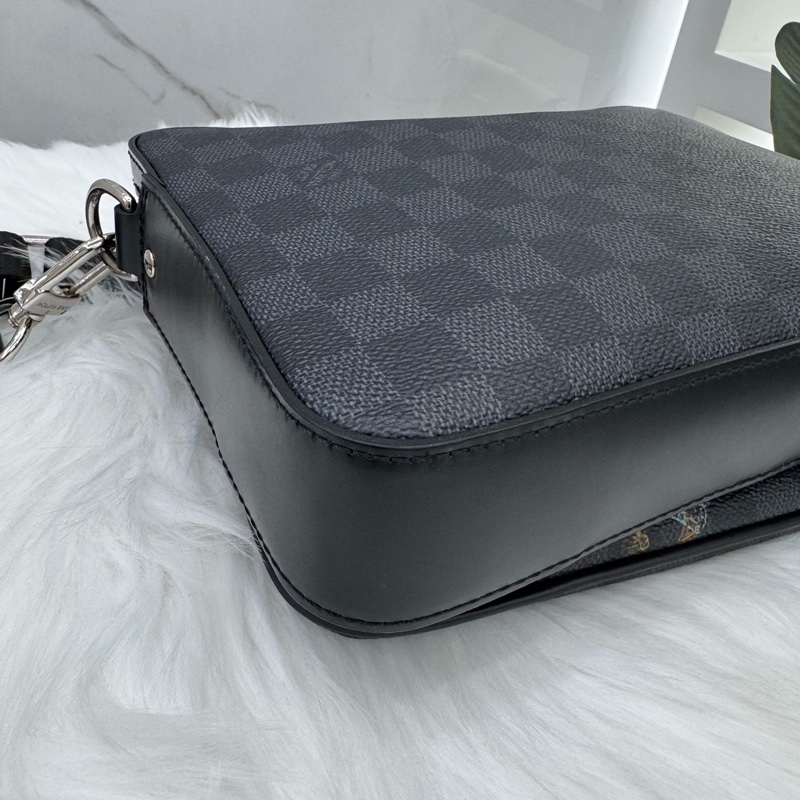 Louis Vuitton 限定三合一芯片款郵差斜挎包 黑色棋盤格配動物印花 尺寸約25X4.5x18cm-11