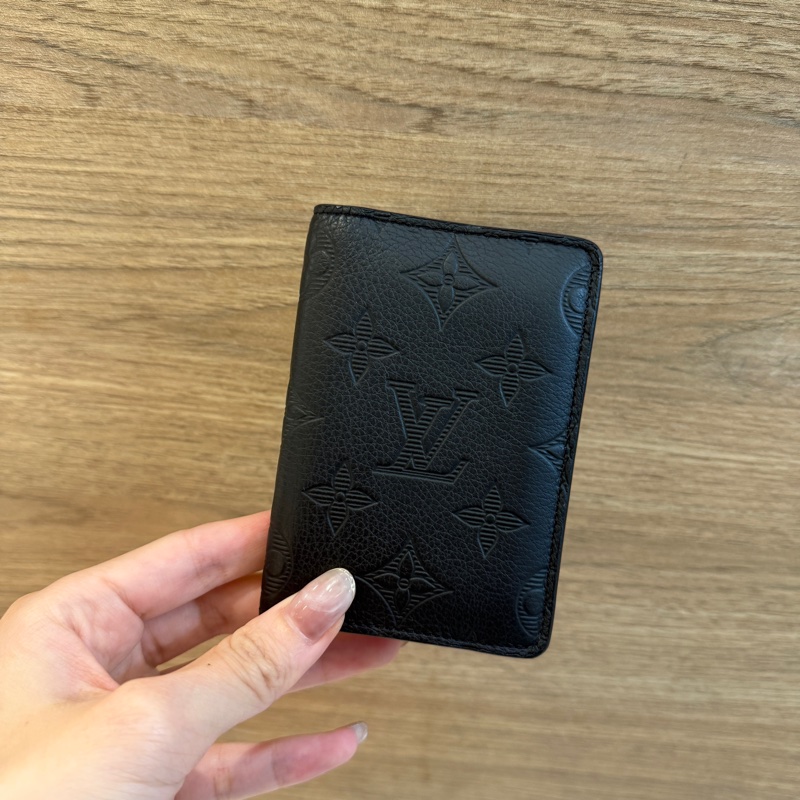 LV黑牛皮壓紋對開7卡萬用卡包-0