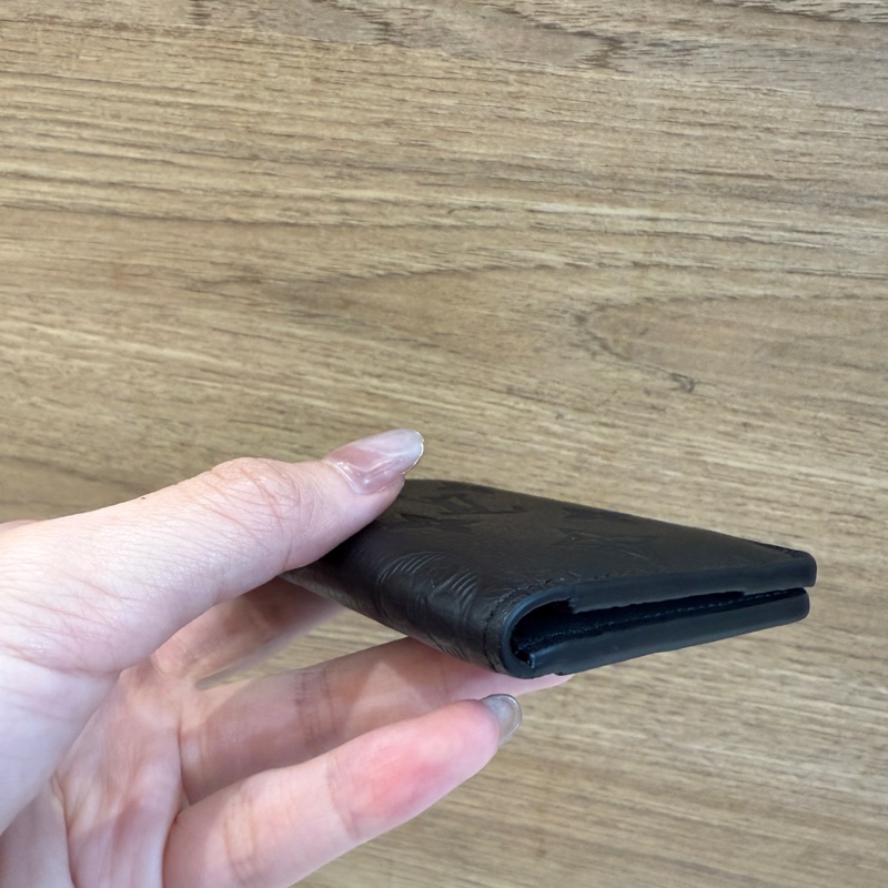 LV黑牛皮壓紋對開7卡萬用卡包-2