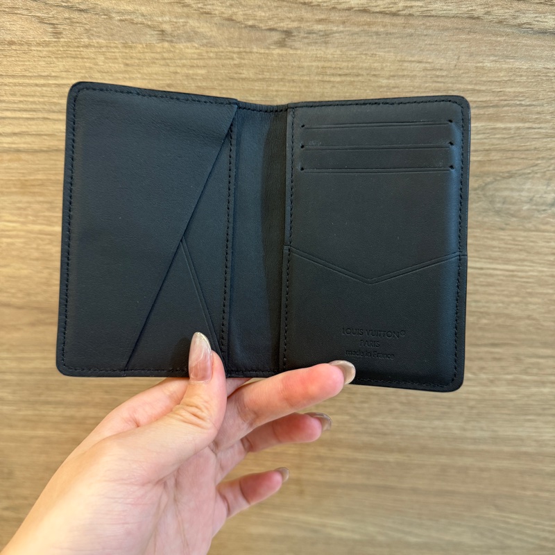 LV黑牛皮壓紋對開7卡萬用卡包-4