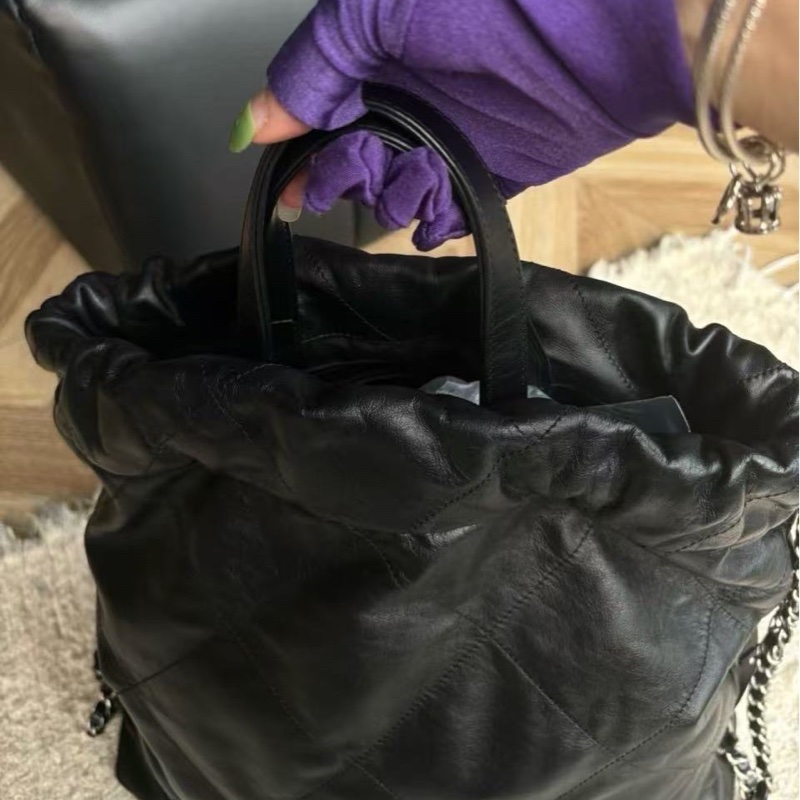 Chanel 22黑銀中號後背包-1