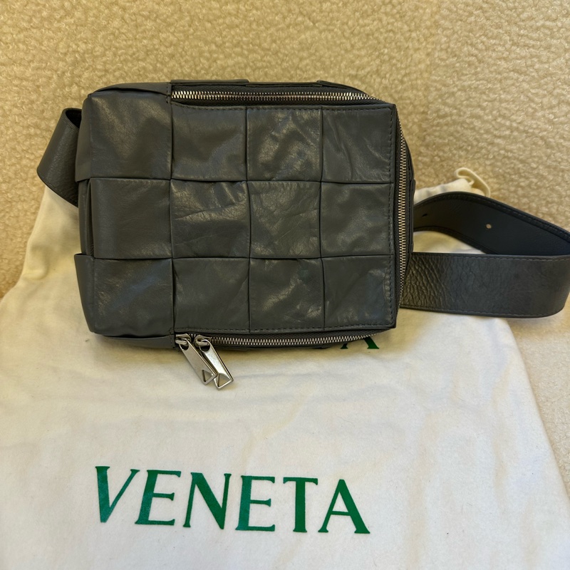 葆蝶家Bottega Veneta BV膠囊系列蠟皮胸包帶票-0