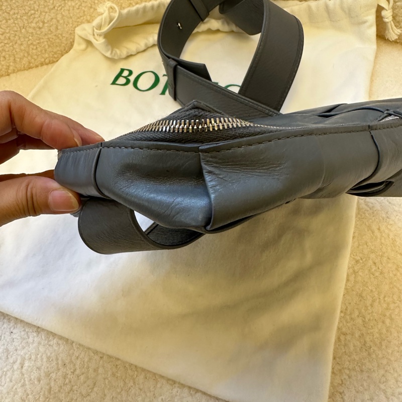葆蝶家Bottega Veneta BV膠囊系列蠟皮胸包帶票-4