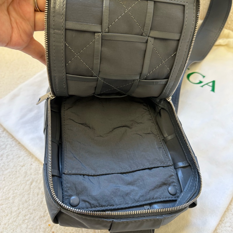 葆蝶家Bottega Veneta BV膠囊系列蠟皮胸包帶票-5