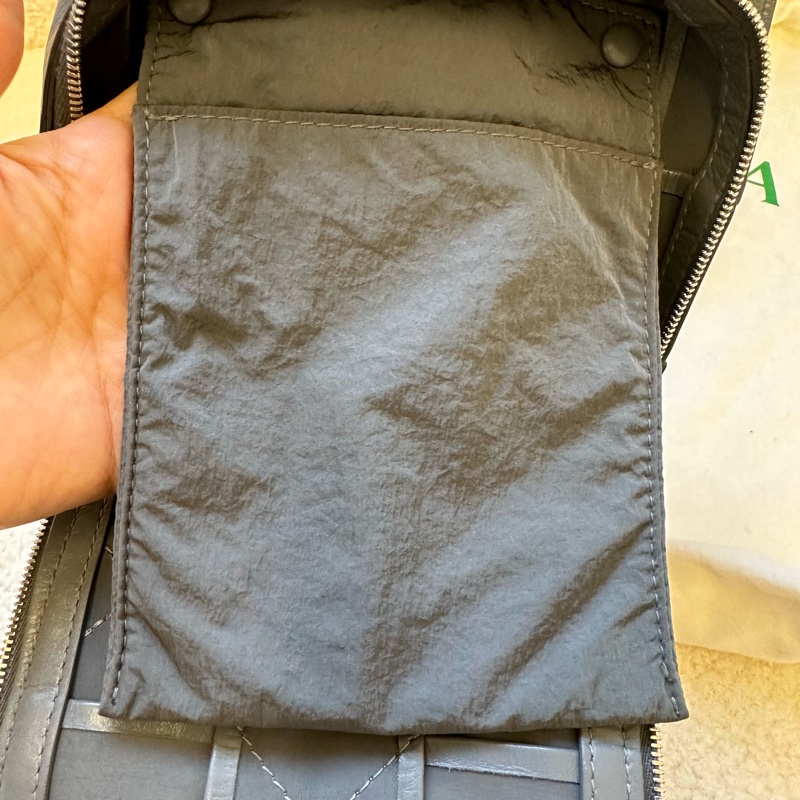 葆蝶家Bottega Veneta BV膠囊系列蠟皮胸包帶票-6