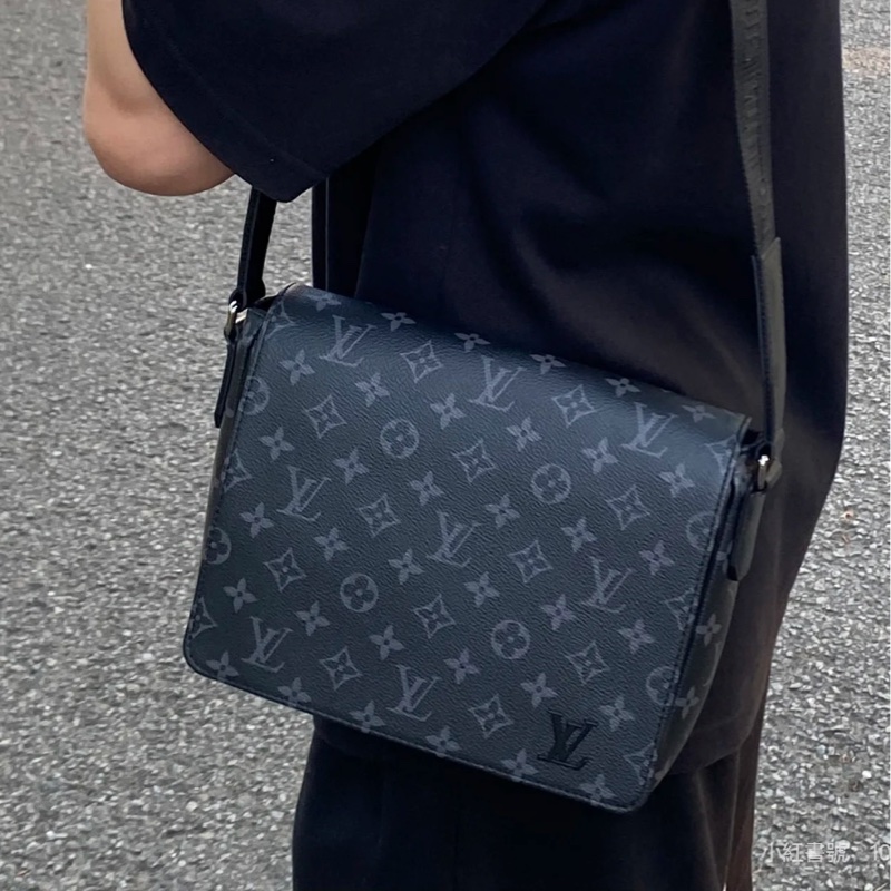 日常實用款😍Lv District PM黑色老花翻蓋郵差包單肩斜挎包👜-0