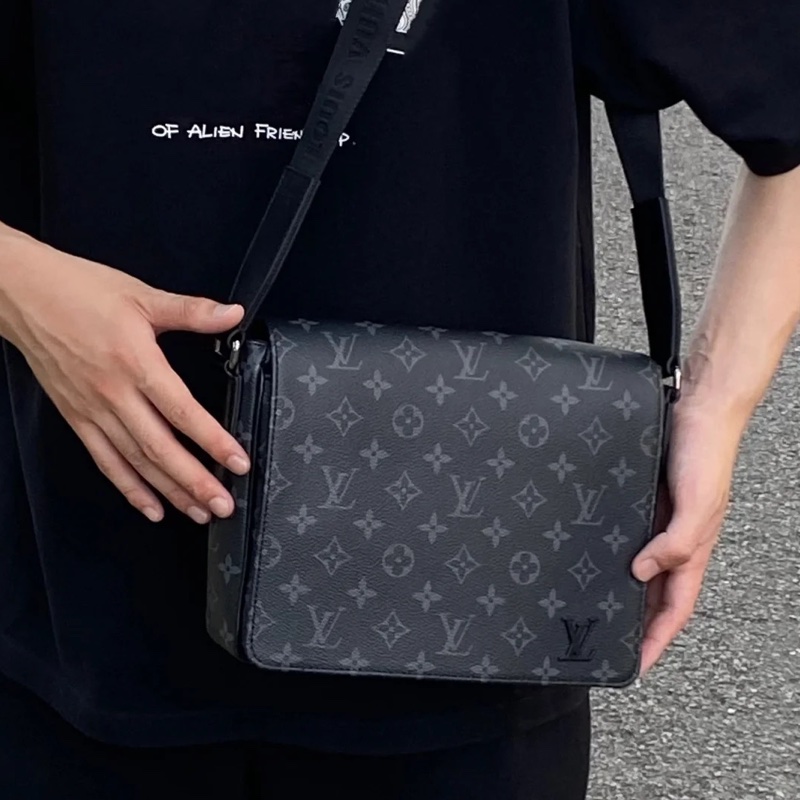 日常實用款😍Lv District PM黑色老花翻蓋郵差包單肩斜挎包👜-1