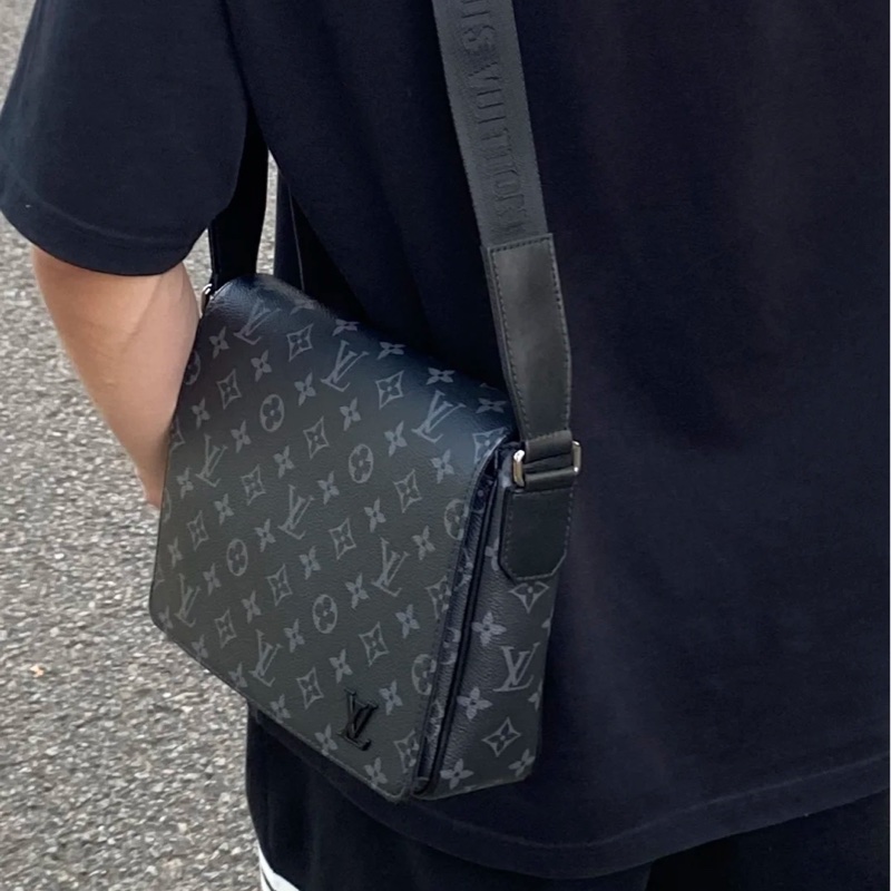 日常實用款😍Lv District PM黑色老花翻蓋郵差包單肩斜挎包👜-2