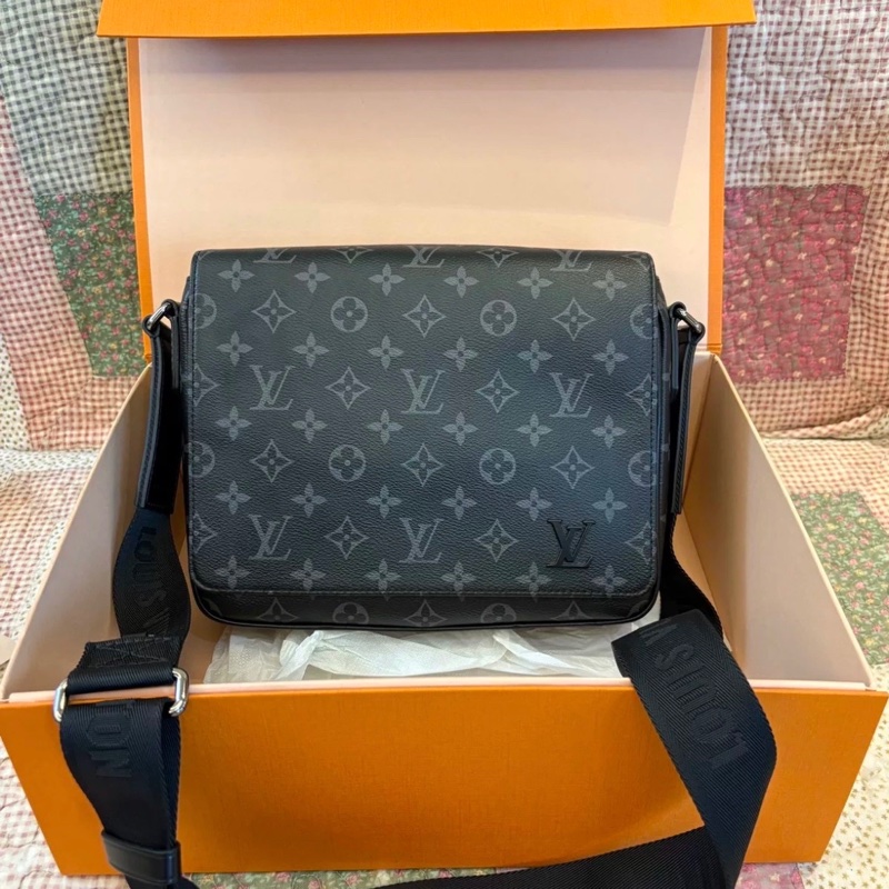 日常實用款😍Lv District PM黑色老花翻蓋郵差包單肩斜挎包👜-6