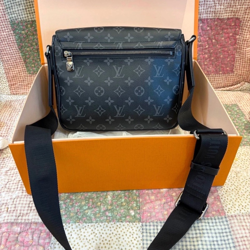 日常實用款😍Lv District PM黑色老花翻蓋郵差包單肩斜挎包👜-7