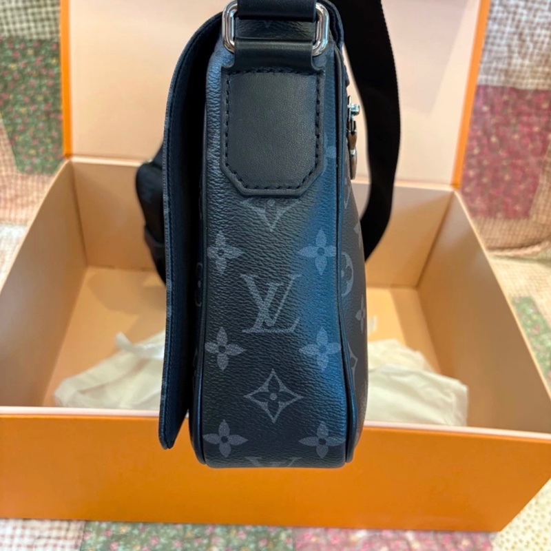 日常實用款😍Lv District PM黑色老花翻蓋郵差包單肩斜挎包👜-9