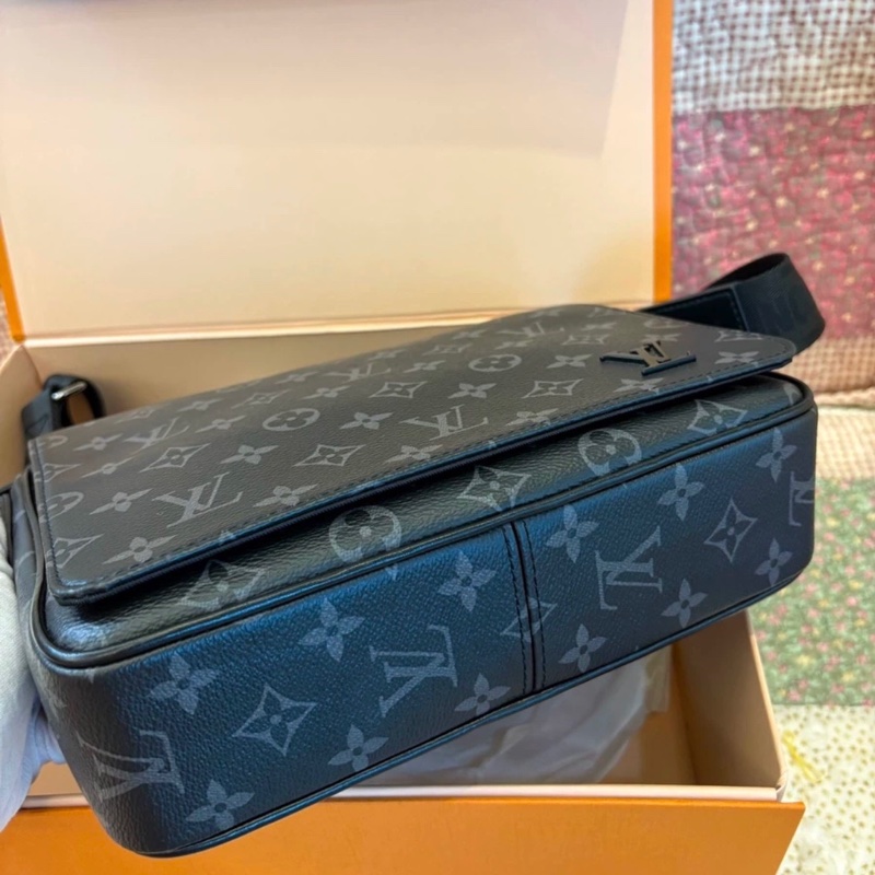 日常實用款😍Lv District PM黑色老花翻蓋郵差包單肩斜挎包👜-11