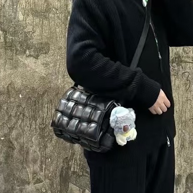 時尚寵兒😍Bv casstte黑金編織枕頭包泡芙包單肩斜挎側背包-2