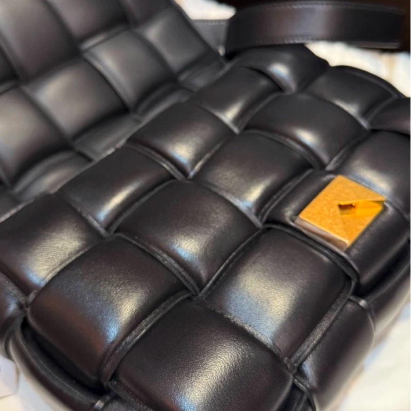 時尚寵兒😍Bv casstte黑金編織枕頭包泡芙包單肩斜挎側背包-14