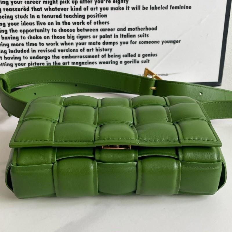 BV Bottega Venetta 葆蝶家 Padded CASSETTE枕頭包 Intreccio編織 牛油果綠色 金扣 肩背包斜背包-3
