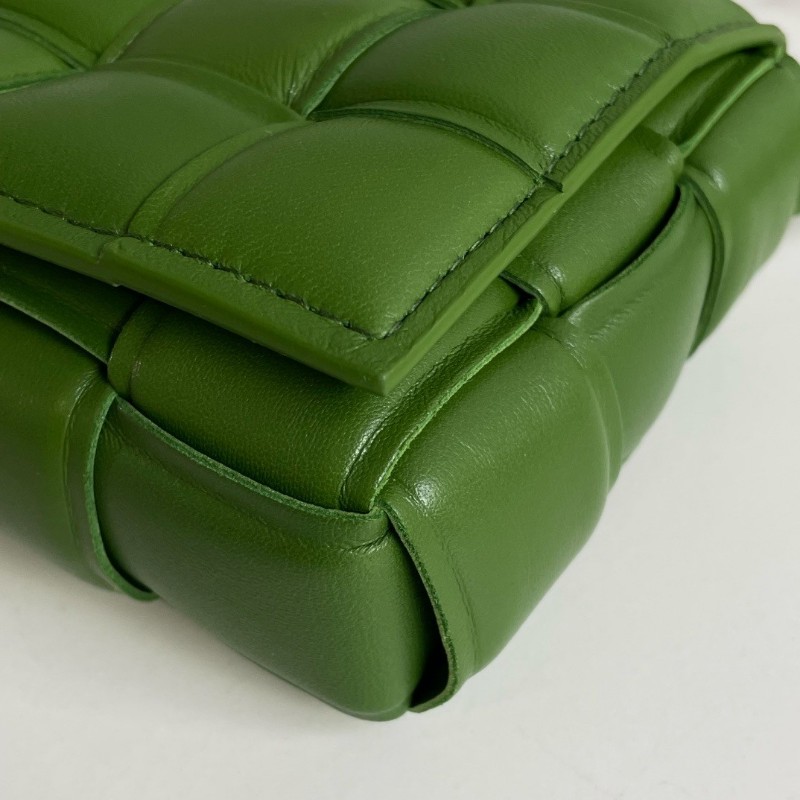 BV Bottega Venetta 葆蝶家 Padded CASSETTE枕頭包 Intreccio編織 牛油果綠色 金扣 肩背包斜背包-5
