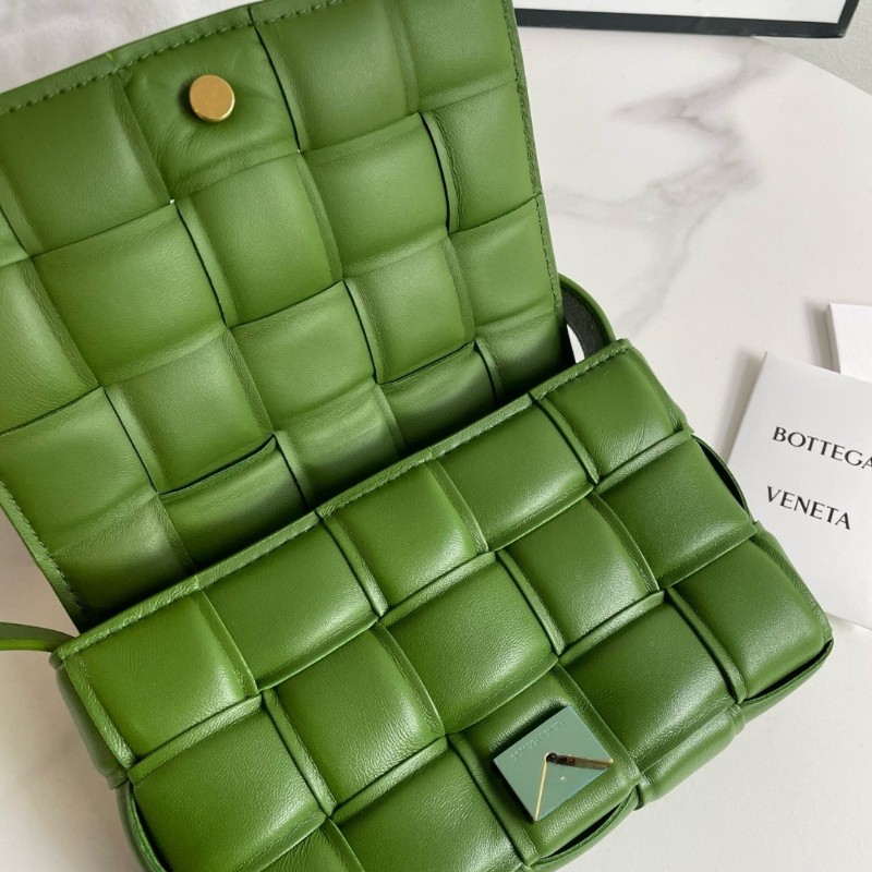 BV Bottega Venetta 葆蝶家 Padded CASSETTE枕頭包 Intreccio編織 牛油果綠色 金扣 肩背包斜背包-6