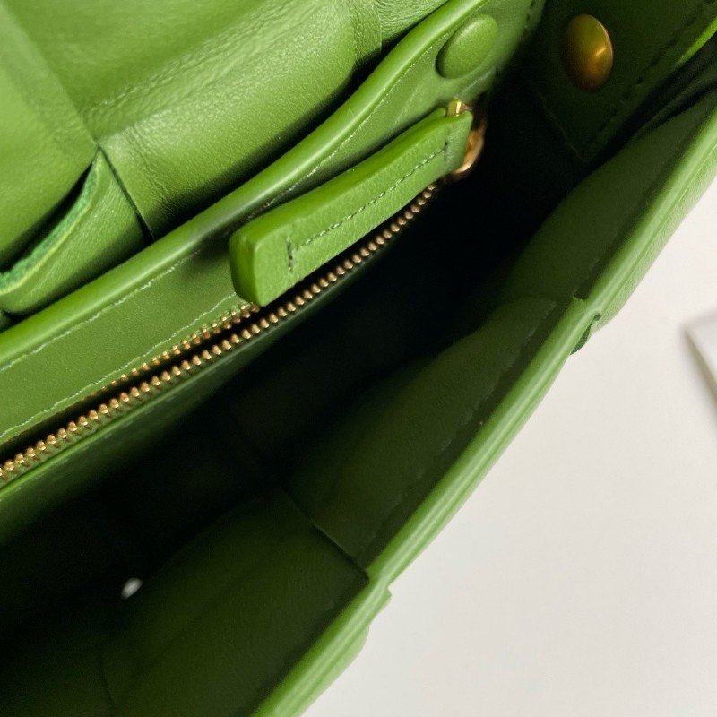 BV Bottega Venetta 葆蝶家 Padded CASSETTE枕頭包 Intreccio編織 牛油果綠色 金扣 肩背包斜背包-7