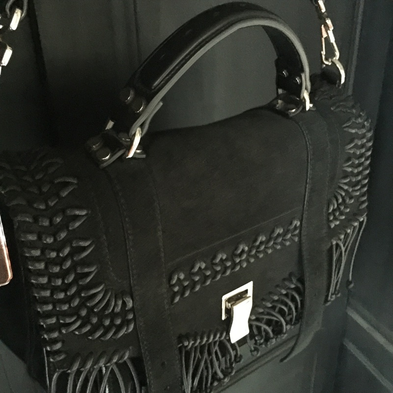 loewe新任設計師的自有品牌特殊編織限量款-0