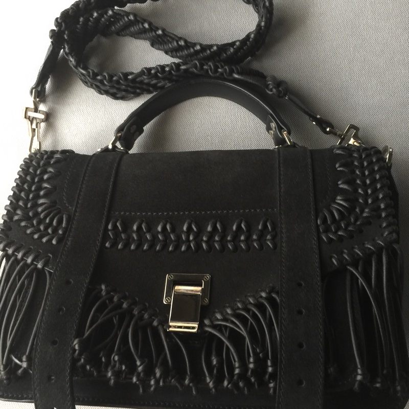 loewe新任設計師的自有品牌特殊編織限量款-1