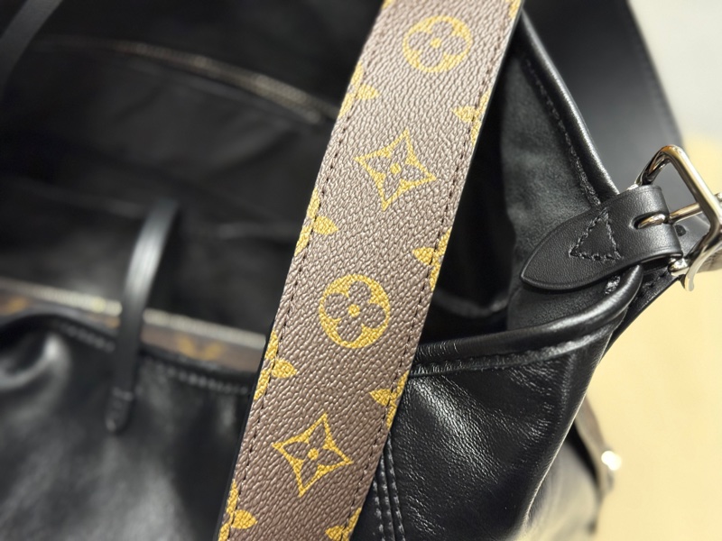 Louis Vuitton LV CarryAll Vibe MM-3