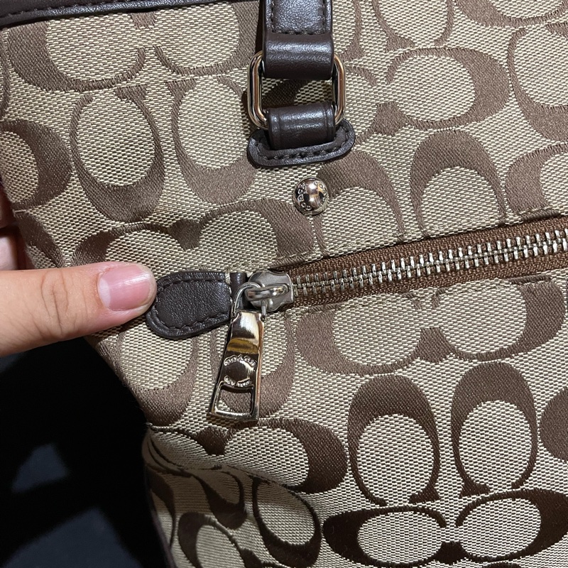 Coach經典logo銀釦棕26cm拉鍊托特包-37