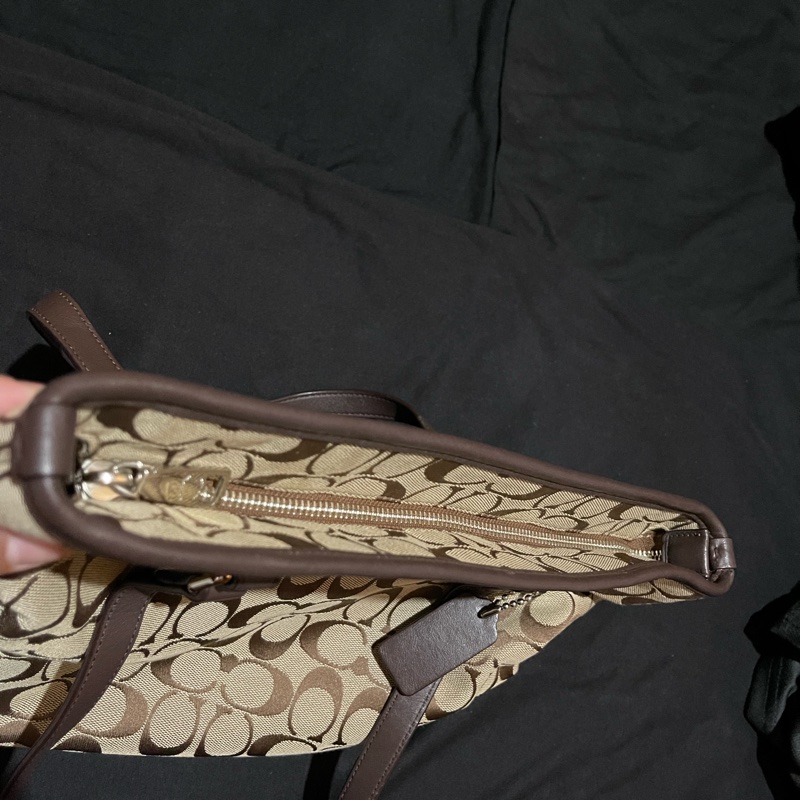 Coach經典logo銀釦棕26cm拉鍊托特包-40