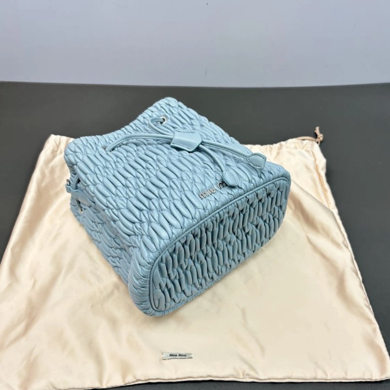 MIUMIU 藍色銀扣皺褶水桶肩背斜背寶石鍊條包19*19*12 98新配件塵袋保卡-3