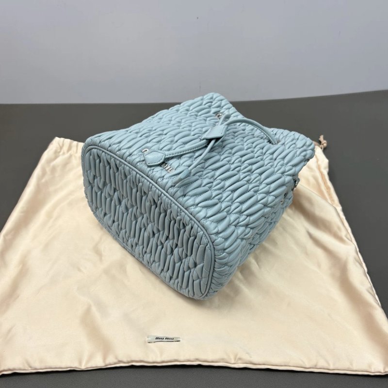 ✨MIUMIU 藍色銀扣皺褶水桶肩背斜背寶石鍊條包19*19*12 98新配件塵袋保卡-5