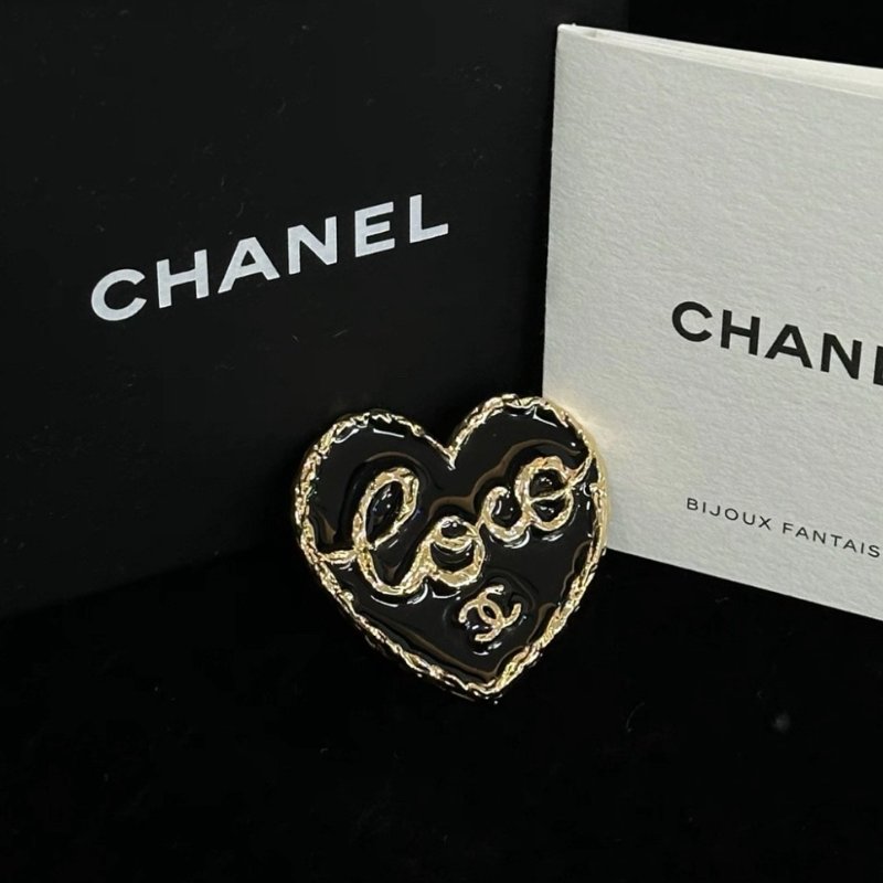 ✨CHANEL 24P黑色琺瑯愛心LOVE字母胸針 99新配件盒子-0