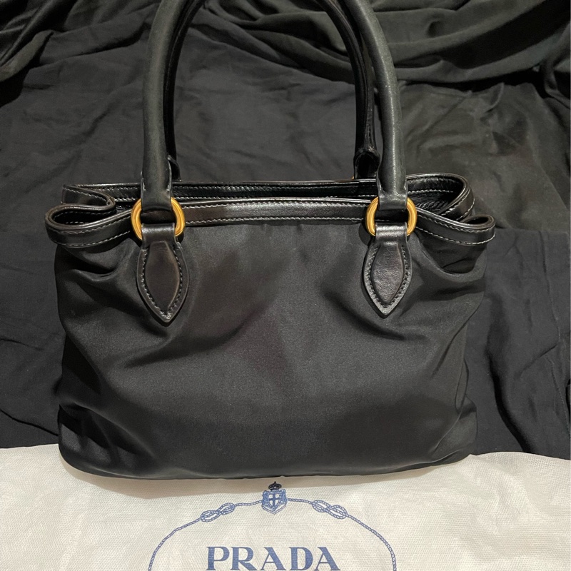 Prada經典尼龍手提包-1