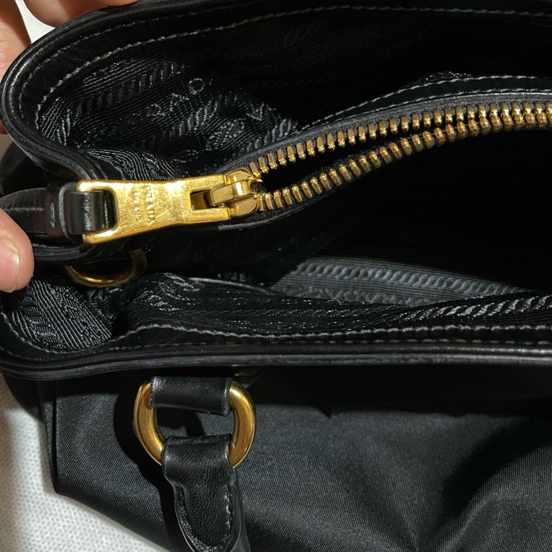 Prada經典尼龍手提包-24