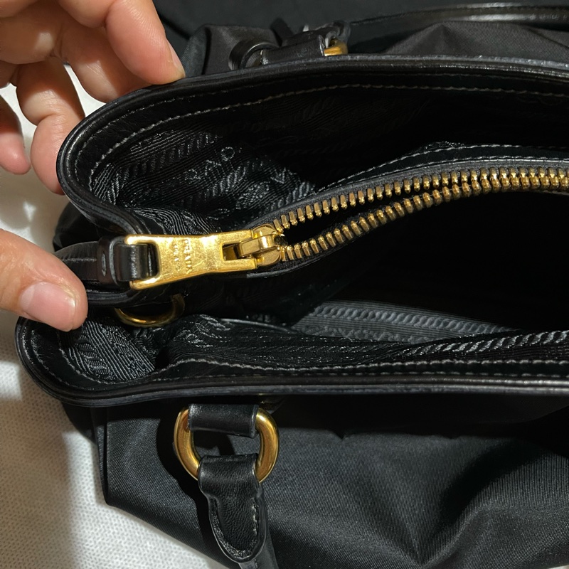 Prada經典尼龍手提包-43