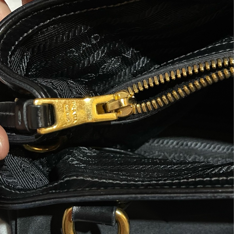 Prada經典尼龍手提包-49