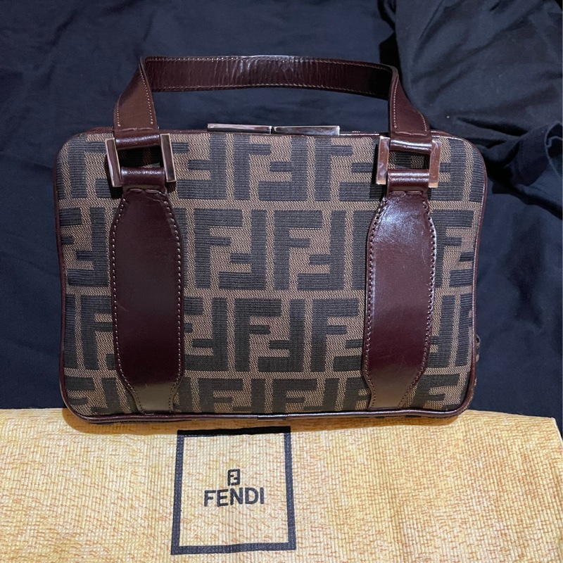 Fendi經典法棍F口金包釦手提包-0