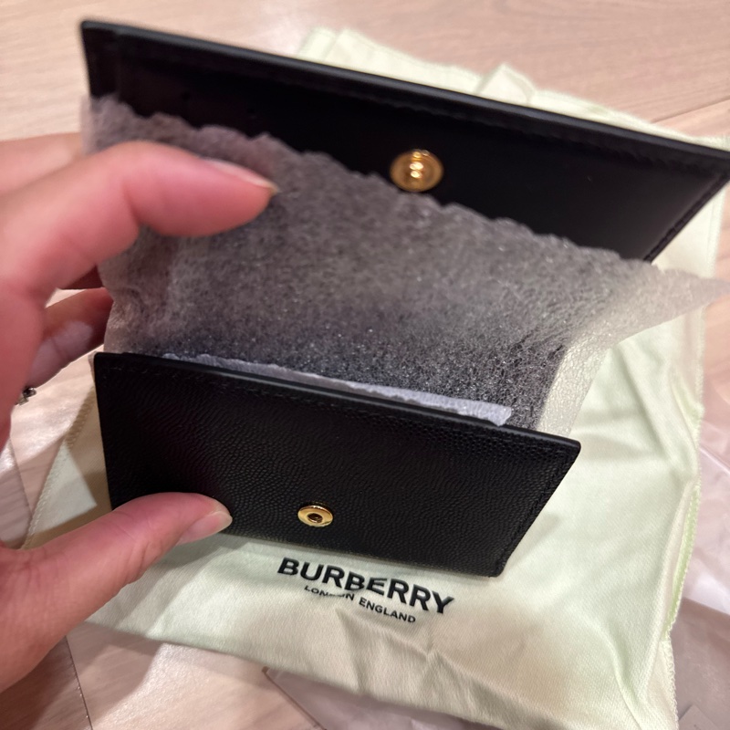 全新 【BURBERRY 】經典品牌B LOGO粒紋牛皮暗釦三折短夾(黑色8074204)-8